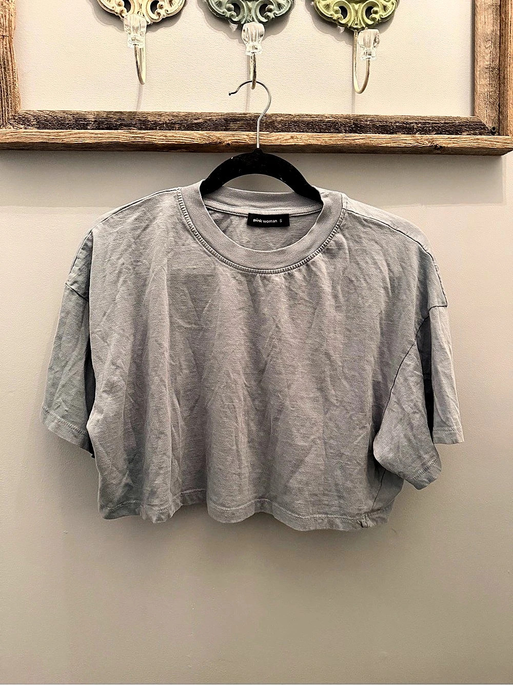 Pink Woman Cropped Graphic Tee in Gray Size Small Like New